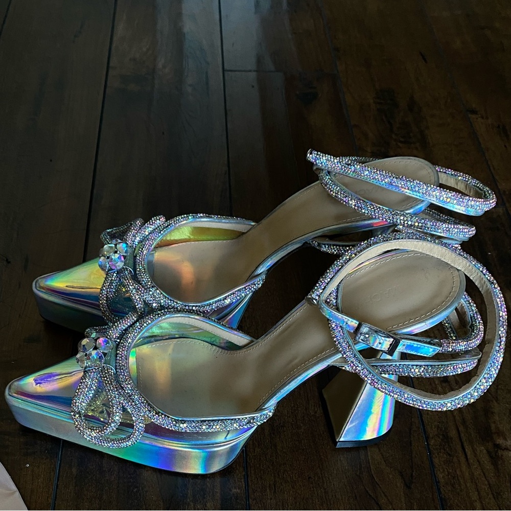 Gorgeous MACH & MACH iridescent double bow platform heels 💎 closed point toe
